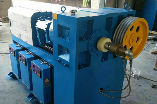 Operation of wire cable extruder